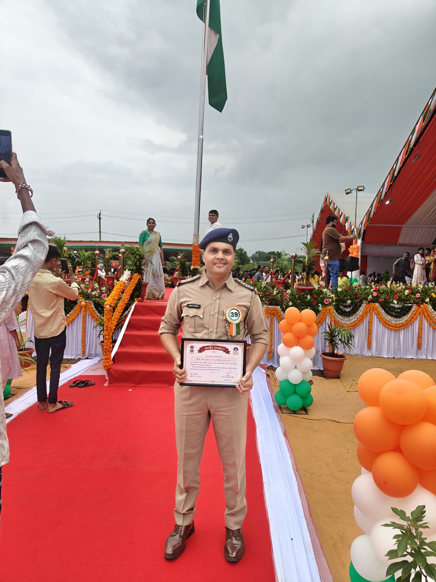 artobharuch's tweet photo. 15 મી ઓગસ્ટ ના રોજ જિલ્લા વહીવટી તંત્ર ઘ્વારા RTO ભરૂચ ના મોટર વાહન IMV J.R.RATHOD તેમજ V.V.VATLIYAને મે.મંત્રીશ્રી પ્રફુલભાઈ પાનશેરીયા સાહેબ ના હસ્તે અકસ્માત વખતે સમયસૂચકતા વાપારીને પીડિતને હોસ્પિટલ પહોંચાડવા ની વ્યવસ્થા કરવા નાતે*રાહાવીર પ્રસંસા પત્ર*આપીને સન્માનિત કરવામા આવેલ. https://t.co/KCGyFhCA0T