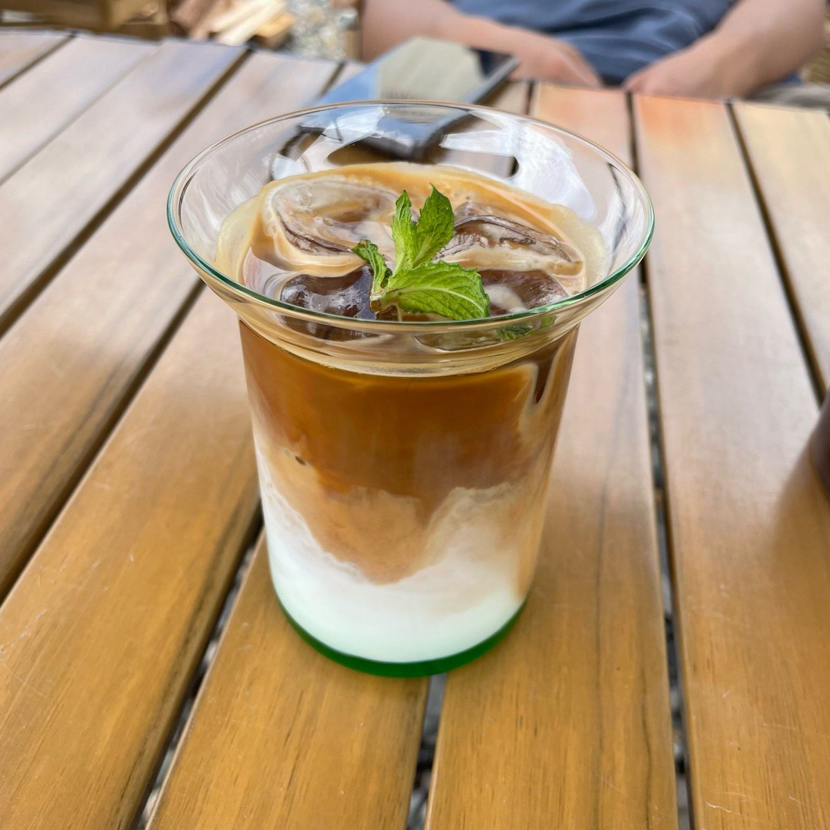 OllieFinegan's tweet photo. Craving a refreshing pick-me-up Whip up this 5-minute iced lemon mint latte: brew strong coffee, add fresh lemon juice, muddled mint, ice and a splash of oat milk—perk in every sip!， https://t.co/lFLW0nQWB4