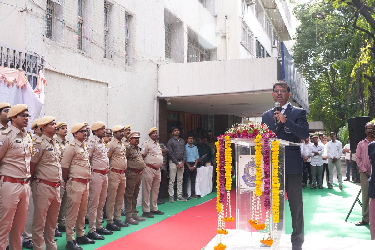 cgstcushyd's tweet photo. CGST & Customs, Hyderabad Zone celebrated 80th Independence Day with patriotic fervour. Chief Commissioner, Shri Arun Kumar hoisted the flag. In his address, he urged the officers and staff to re dedicate themselves to work in fair and transparent manner to achieve the goal of viksit Bharat.