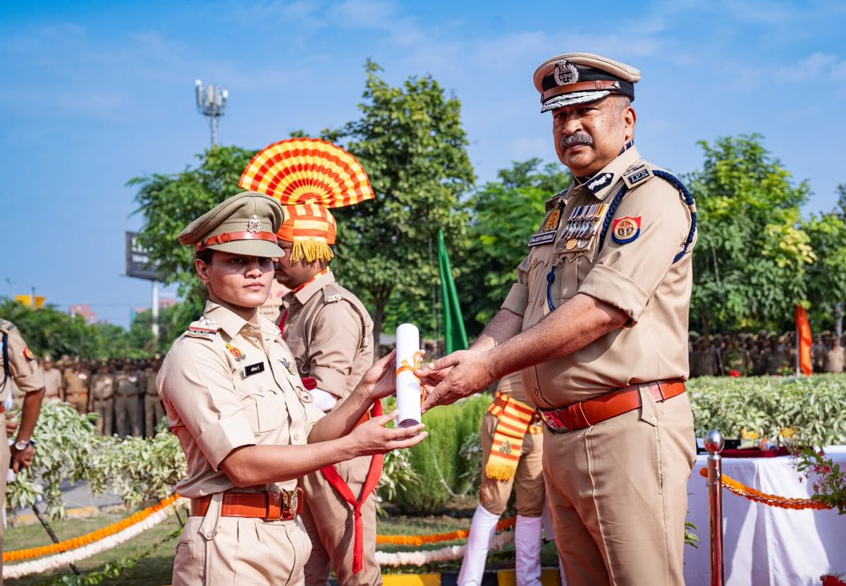 dgpup's tweet photo. 80वें #स्वतंत्रतादिवस के अवसर पर पुलिस मुख्यालय में @UPPolice की प्रतिभाशाली खिलाड़ी एवं उपनिरीक्षक अस्मिता डे को उनकी उत्��ृष्ट खेल उपलब्धियों के लिए DGP Commendation Disc (Gold) से अलंकृत किया तथा विशेष सम्मान स्वरूप स्मृति-चिह्न भी भेंट किया।

माननीय मुख्यमंत्री श्री @myogiadityanath जी की ‘कुशल खिलाड़ी’ योजना के अंतर्गत उत्तर प्रदेश पुलिस से जुड़ी अस्मिता ने अपने अनुशासन, परि��्रम और प्रतिभा से पुलिस बल तथा प्रदेश का गौरव बढ़ाया है।

उनकी उपलब्धियां इस बात का सुंदर उदाहरण हैं कि खेल प्रतिभा को अवसर और संस्थागत सहयोग मिले, तो वह वर्दी की गरिमा के साथ देश के लिए भी नए कीर्तिमान गढ़ सकती है।

अस्मिता को हार्दिक बधाई एवं उज्ज्वल भविष्य के लिए शुभकामनाएं। 🇮🇳