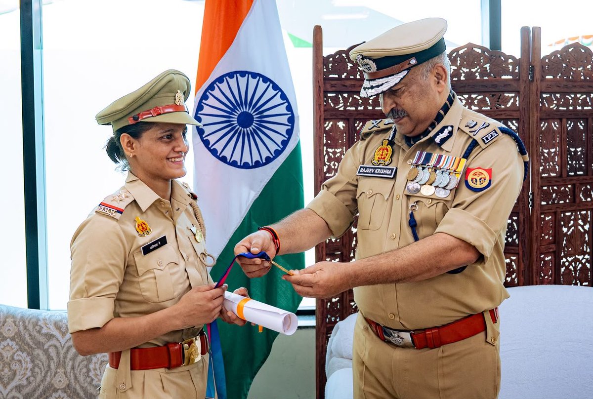 dgpup's tweet photo. 80वें #स्वतंत्रतादिवस के अवसर पर पुलिस मुख्यालय में @UPPolice की प्रतिभाशाली खिलाड़ी एवं उपनिरीक्षक अस्मिता डे को उनकी उत्��ृष्ट खेल उपलब्धियों के लिए DGP Commendation Disc (Gold) से अलंकृत किया तथा विशेष सम्मान स्वरूप स्मृति-चिह्न भी भेंट किया।

माननीय मुख्यमंत्री श्री @myogiadityanath जी की ‘कुशल खिलाड़ी’ योजना के अंतर्गत उत्तर प्रदेश पुलिस से जुड़ी अस्मिता ने अपने अनुशासन, परि��्रम और प्रतिभा से पुलिस बल तथा प्रदेश का गौरव बढ़ाया है।

उनकी उपलब्धियां इस बात का सुंदर उदाहरण हैं कि खेल प्रतिभा को अवसर और संस्थागत सहयोग मिले, तो वह वर्दी की गरिमा के साथ देश के लिए भी नए कीर्तिमान गढ़ सकती है।

अस्मिता को हार्दिक बधाई एवं उज्ज्वल भविष्य के लिए शुभकामनाएं। 🇮🇳