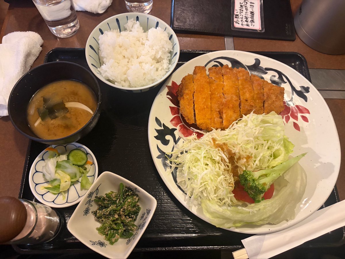 answerer_mrst's tweet photo. 雨が降りそうなので
晩御飯予定を昼食に変更して
伊那でカツ定食 https://t.co/htqpwbl70h