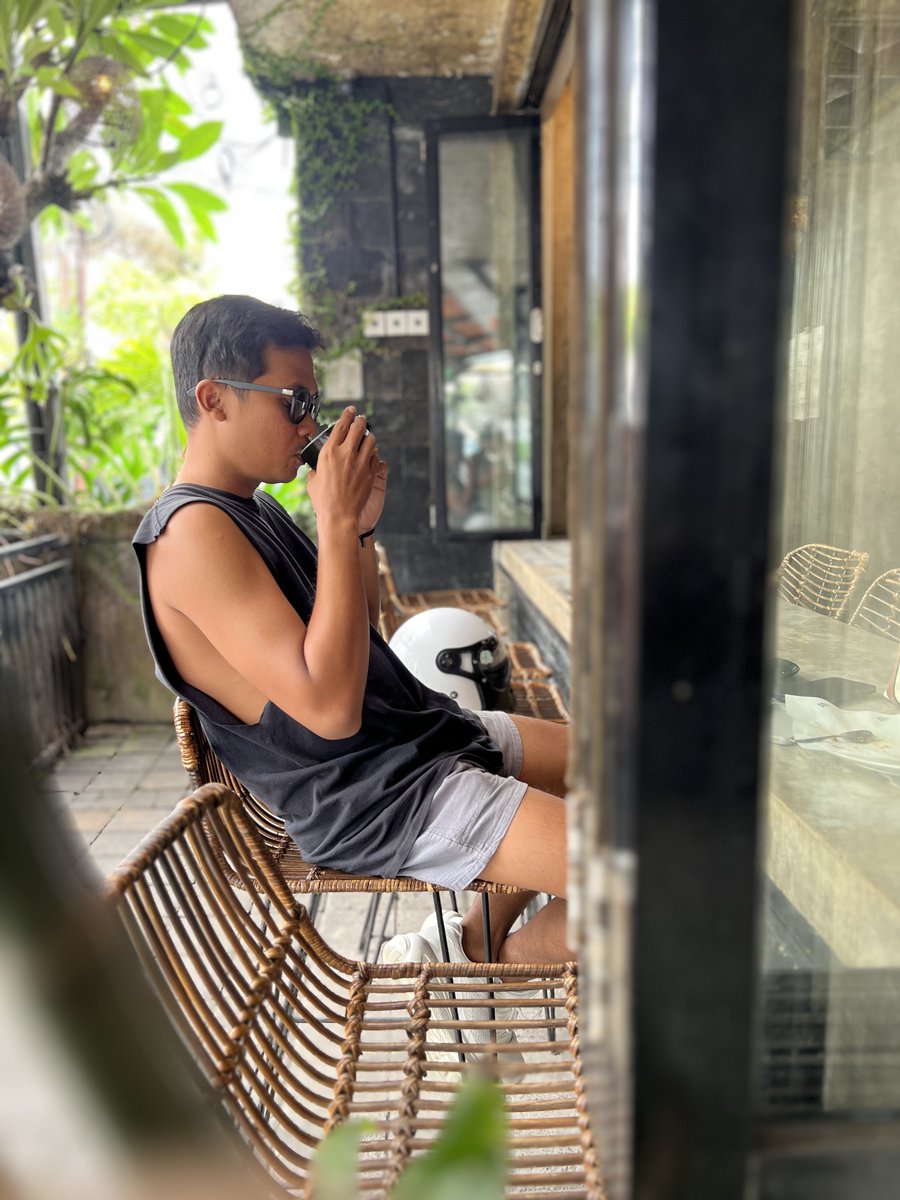 anggasaurous's tweet photo. Arm progress, one year later. 2025 vs 2026.

Yok tumbuh yok otot-otot kicikku. https://t.co/SDspsHopD5