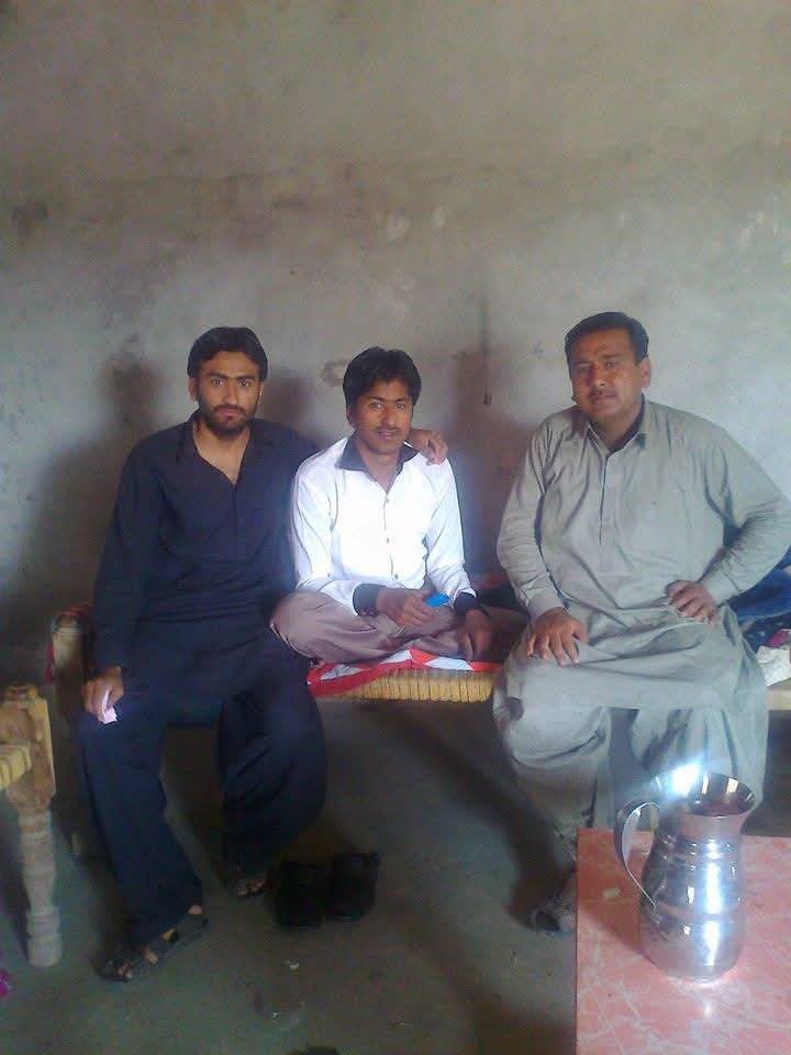 Shabirmallah78's tweet photo. شهيد افضل پنهور شاگرد سياست جو عظيم ڪردار هو، بهتر تعليم بهتر سياست هن جو نعرو هو، گهوٽ افضل پنهور جنهن جي هٿن تي ميندي جو رنگ پڻ اڃا گهاٽو هو، سائين جي ايم سيد جي هن حلالي پٽ جو وطن جي آزادي لاء وهندڙ رت جنهن هن جي هٿن تي لڳل ميندي جي ڳاڙهي رنگ کي اڃا به وڌيڪ خوبصورتي بخشي هئي https://t.co/79SJnkGHov