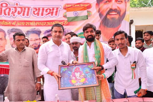 BJP4Abhijeet's tweet photo. विभिन्न कार्यक्रमों में सहभागिता का अवसर प्राप्त हुआ।
📷 ग्राम ईश्वरीगंज में भाई अभिजीत त्रिवेदी जी के यहां विद्यालय में आयोजित ध्वजारोहण कार्यक्रम में उपस्थित रहकर राष्ट्रध्वज को नमन किया।
📷 चौबेपुर में शहीद स्वर्गीय नित्यानंद गुप्ता जी की प्रतिमा पर पुष्पांजलि अर्पित कर उन्हें भावपूर्ण श्रद्धांजलि दी।
📷 प्रधान छोटे भाई दीपक गुप्ता जी के जन्मदिवस के अवसर पर केक काटकर उन्हें हार्दिक बधाई एवं शुभकामनाएं प्रेषित कीं।
📷 प्रिय भाई राघवेन्द्र अवस्थी जी द्वारा आयोजित तिरंगा यात्रा में सम्मिलित होकर राष्ट्रभक्ति के इस उत्सव में सहभागिता की।
जय हिंद!