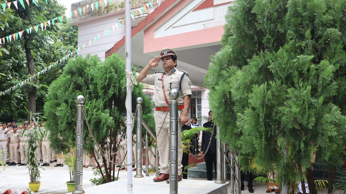 DigDumka's tweet photo. 80वां स्वतंत्रता दिवस के शुभ अवसर पर पुलिस उप-महानिरीक्षक संथाल परगना क्षेत्र, दुमका द्वारा शहीद स्थल पर श्रद्धासुमन, पुष्प चक्र अर्पित करने के उपरांत अपने कार्यालय परिसर में ध्वजारोहण किया गया । #IndependenceDay 
@JharkhandPolice https://t.co/GV7RZ5BnpD