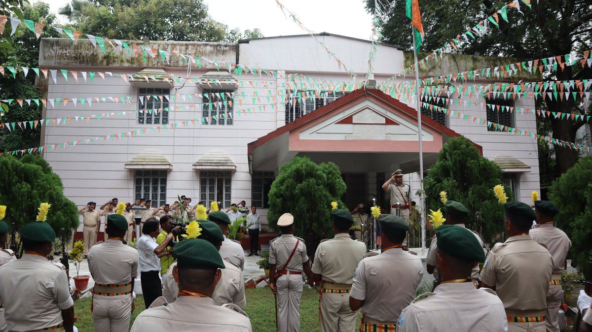 DigDumka's tweet photo. 80वां स्वतंत्रता दिवस के शुभ अवसर पर पुलिस उप-महानिरीक्षक संथाल परगना क्षेत्र, दुमका द्वारा शहीद स्थल पर श्रद्धासुमन, पुष्प चक्र अर्पित करने के उपरांत अपने कार्यालय परिसर में ध्वजारोहण किया गया । #IndependenceDay 
@JharkhandPolice https://t.co/GV7RZ5BnpD