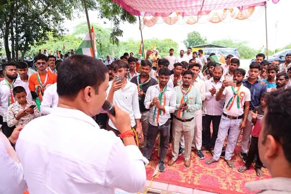 BJP4Abhijeet's tweet photo. विभिन्न कार्यक्रमों में सहभागिता का अवसर प्राप्त हुआ।
📷 ग्राम ईश्वरीगंज में भाई अभिजीत त्रिवेदी जी के यहां विद्यालय में आयोजित ध्वजारोहण कार्यक्रम में उपस्थित रहकर राष्ट्रध्वज को नमन किया।
📷 चौबेपुर में शहीद स्वर्गीय नित्यानंद गुप्ता जी की प्रतिमा पर पुष्पांजलि अर्पित कर उन्हें भावपूर्ण श्रद्धांजलि दी।
📷 प्रधान छोटे भाई दीपक गुप्ता जी के जन्मदिवस के अवसर पर केक काटकर उन्हें हार्दिक बधाई एवं शुभकामनाएं प्रेषित कीं।
📷 प्रिय भाई राघवेन्द्र अवस्थी जी द्वारा आयोजित तिरंगा यात्रा में सम्मिलित होकर राष्ट्रभक्ति के इस उत्सव में सहभागिता की।
जय हिंद!