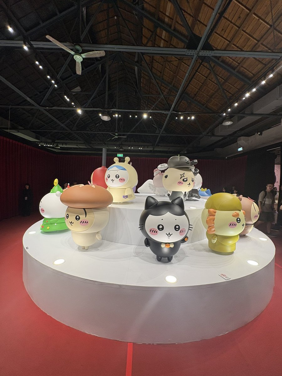 hanomanga's tweet photo. 台湾のちいかわ展、全部の展示が本当に驚かされるレベルで凄いんだけど室外機までしっかりナガノ氏の監修入ってて怖くなった。 https://t.co/bFpLMTk30V