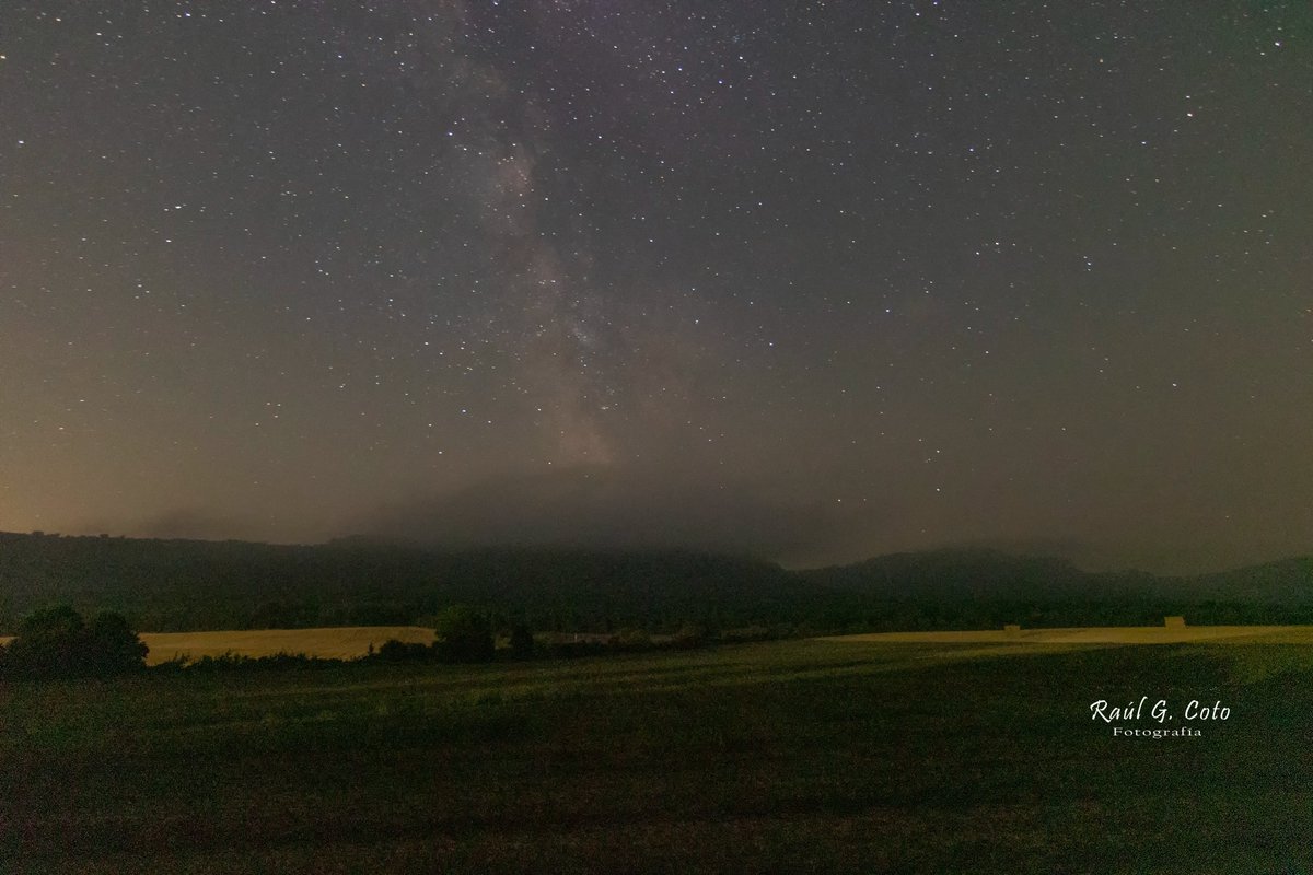 RaulGCoto's tweet photo. Valle de Losa (Burgos) #MilkyWay #ViaLactea #Astrophotography #Astrofotografia #NightSky #NightPhotography #MilkyWayPhotography #MilkyWayChasers #LongExposure #Stars #Galaxy #Astronomy #Astronomia #Nightscape #Space #Universe #Universo #MilkyWayGalaxy #Astrophoto #Estrellas https://t.co/JxosKjGohm