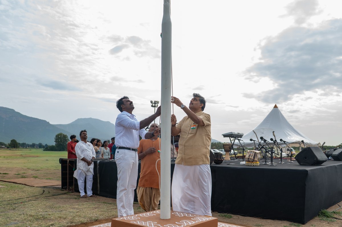 ishafoundation's tweet photo. Celebrating Bharat’s 80th Independence Day at Adiyogi 🇮🇳

The Independence Day celebrations at Isha Yoga Center brought ashramites and visitors together at Adiyogi in a celebration of the spirit and pride of the nation. The occasion was graced by Mr. V. M. Srinivasan, a farmer from the nearby Semmedu village.

Together, we celebrate the vibrant spirit of Bharat.