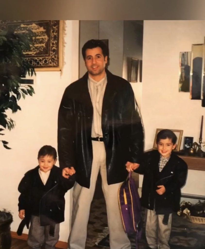 sammie_boi02's tweet photo. They recreated a picture they took 25 years later 🥹 https://t.co/jy8Vtde2Y8