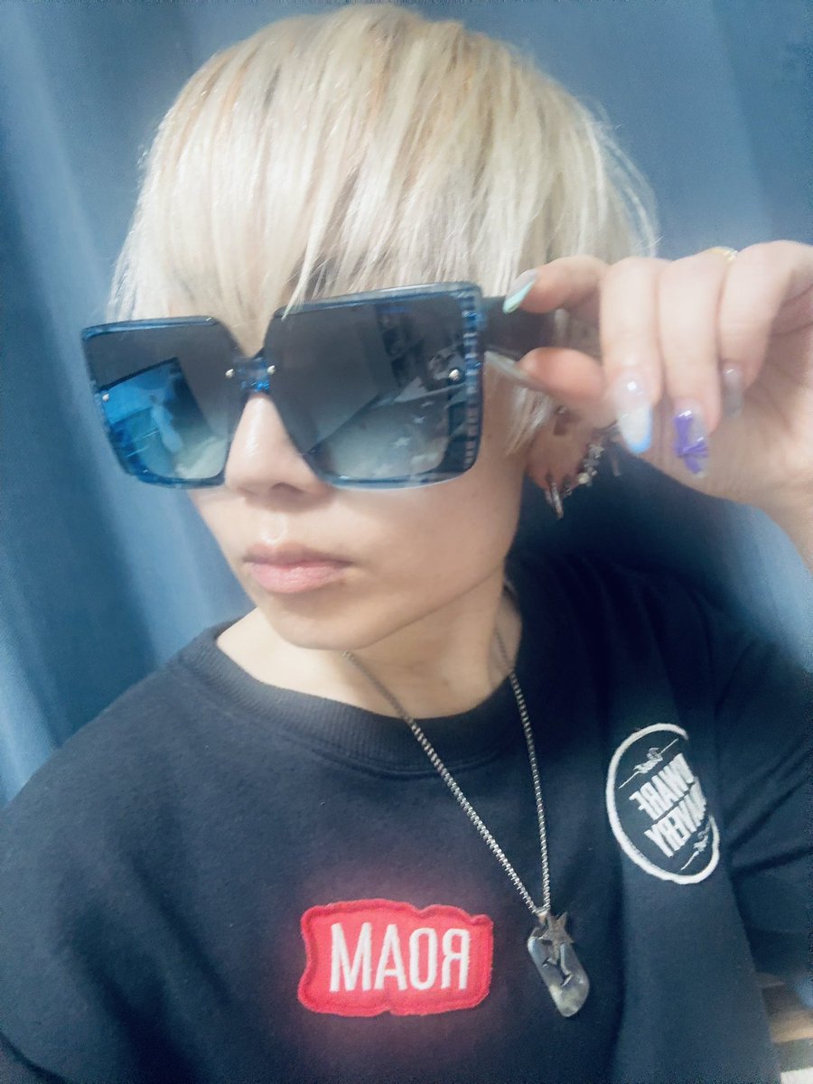 Blue__09081108's tweet photo. どストライクのサングラス買ったはいいけど……使うのかは謎。
けど可愛すぎる💙🩵✨️
イケメン……じゃね？あれ？ https://t.co/bpKMplhyxx
