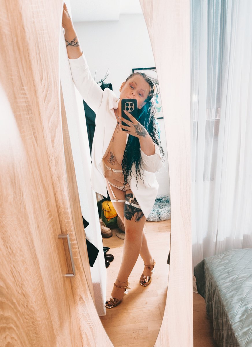 Garavusa_Gara6's tweet photo. Crna kosa, tetovaže i pogled koji ne obećava ništa… a možda baš sve. 🖤🔥
Ko bi smeo da mi priđe?
#OnlyFans #OnlyFansCreator #OnlyFansGirl #OFModel #BalkanQueen #CrnaKosa #Tetovaze #InkedGirl #PiercedGirl #Gara #ExclusiveContent #VIPContent #Unlock
https://t.co/ca5JETpyLU https://t.co/D9SzZLnZTt