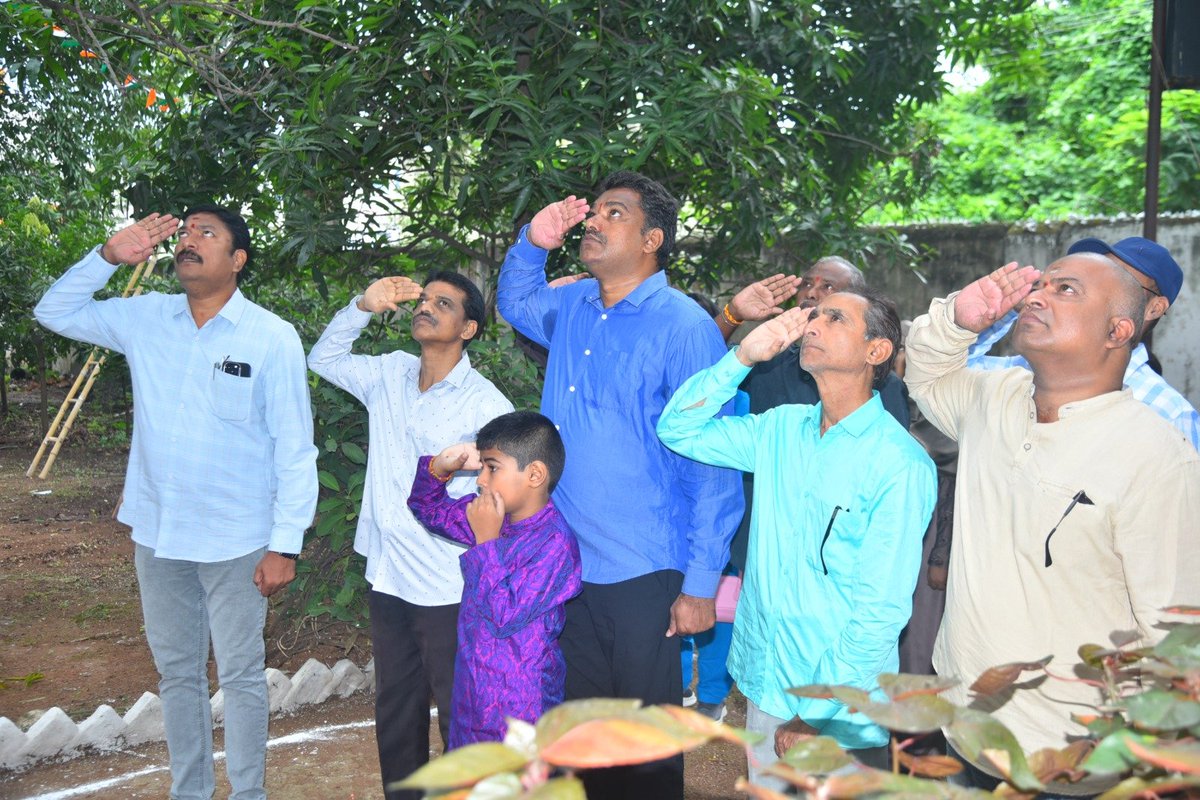 warangalpolice's tweet photo. వరంగల్ డీఐజీ కార్యాలయంలో ఘనంగా స్వాతంత్ర్య దినోత్సవ వేడుకలు

వరంగల్ డీఐజీ కార్యాలయంలో 80వ స్వాతంత్ర్య దినోత్సవ వేడుకలను ఘనంగా నిర్వహించారు. ఈ సందర్భంగా కార్యాలయ ఆవరణలో వరంగల్ పోలీస్ కమిషనర్, జోన్-4 డీఐజీ ఎన్. శ్వేత, ఐపీఎస��� జాతీయ పతాకాన్ని ఆవిష్కరించారు.

అనంతరం పోలీస్ కమిషనర్ అధికారులు, సిబ్బందికి స్వాతంత్ర్య దినోత్సవ శుభాకాంక్షలు తెలియజేసి మిఠాయిలు అందజేశారు.

ఈ కార్యక్రమంలో అదనపు డీసీపీలు బాలస్వామి, సురేష్ కుమార్, హనుమకొండ, క్రైమ్, ట్రాఫిక్ ఏసీపీలు నర్సింగరావు, సదయ్య, సత్యనారాయణ, ఆర్‌ఐ సతీష్‌తో పాటు కార్యాలయ సూపరింటెండెంట్లు, ఇతర సిబ్బంది పాల్గొన్నారు.
@TelanganaDGP @TelanganaCOPs  #IndependenceDay2026  #WarangalPolice #Warangal #TelanganaPolice