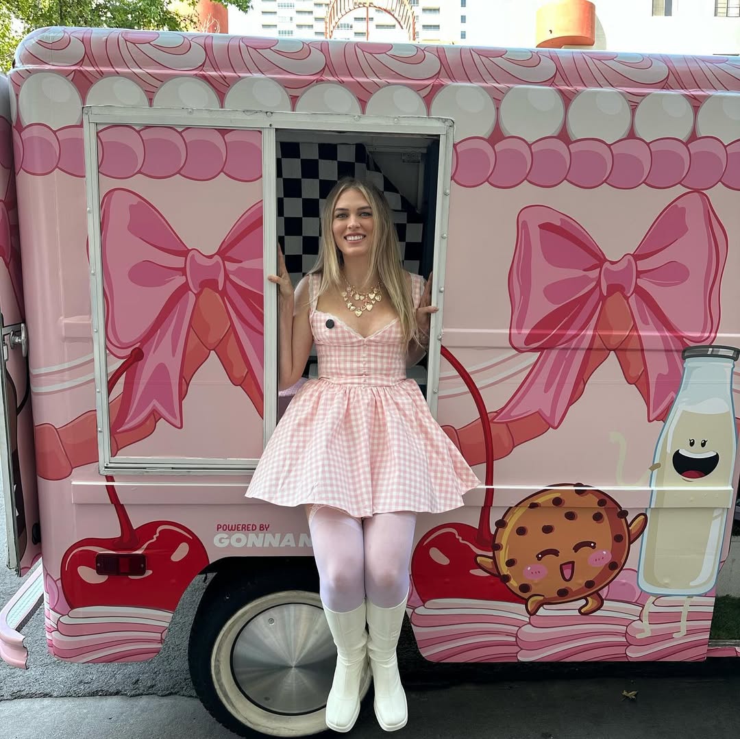 oleriano2's tweet photo. cookies &amp; milk truck this year with  🍪🥛🎀💗 https://t.co/iD67M28Nma