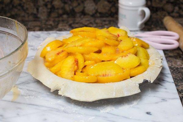 celsogv's tweet photo. Neighbor’s fresh peach pie left on our porch—sweet surprise that turned our rainy afternoon into a cozy one! What small nice thing made your day today https://t.co/gB14kDH9Eb