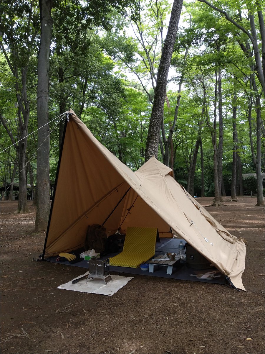 d3fknBTwjEdDMdP's tweet photo. 今回のギア紹介はチェアです。
初めてのチェアはキャプテンスタッグです。大きくて、重いですが、くつろげます。
徒歩キャンプ用にMOON LENCEのコンパクトなチェアを購入しました。
キャプテンスタッグの座椅子は地べたスタイルの時に使用すると楽です。マットを敷くと快適です。
#キャンプ https://t.co/1QKCfTjovC