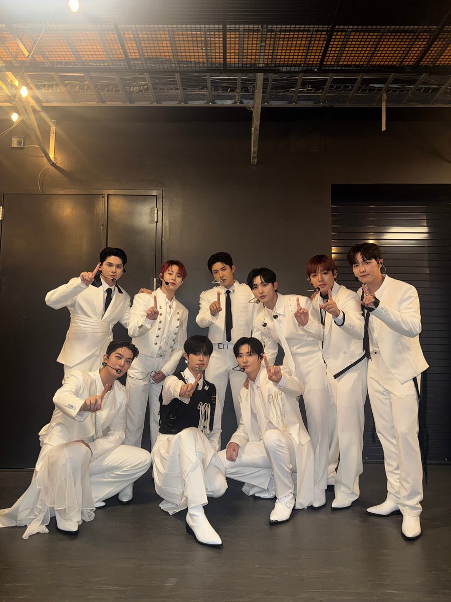 ongepics's tweet photo. WANNA ONE GROUP PHOTO IN KCON 😭🥹 https://t.co/1LVEpia01J