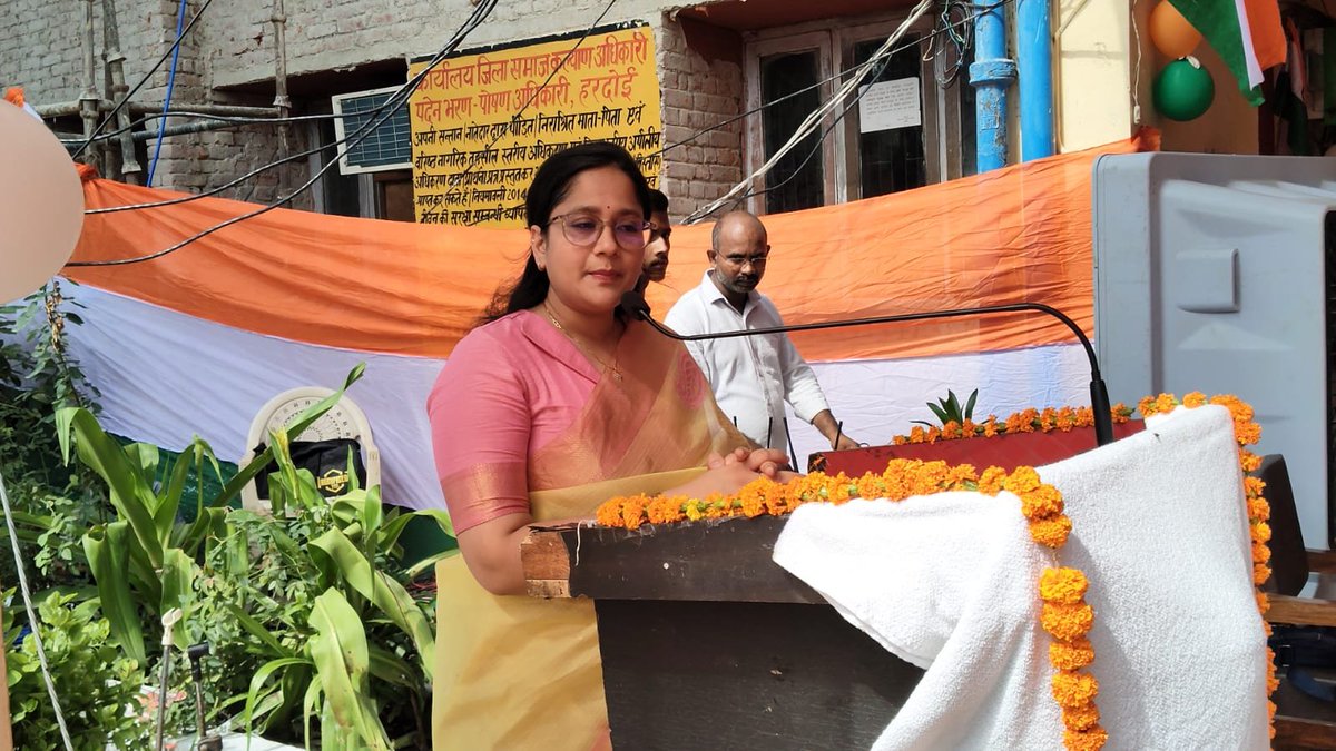 CdoHardoi's tweet photo. आज 80 वें स्वाधीनता दिवस के अवसर पर विकास भवन परिसर में ध्वजारोहण कर राष्ट्रगान एवं वंदे मातरम् के सामूहिक गायन के साथ स्वतंत्रता दिवस समारोह का शुभारंभ किया।
न्यू व्हाइट पब्लिक स्कूल एवं जेके पब्लिक स्कूल के छात्र-छात्राओं ने देशभक्ति से ओत-प्रोत सांस्कृतिक प्रस्तुतियां दीं। उत्कृष्ट कार्य करने वाले अधिकारियों एवं कर्मचारियों को प्रशस्ति पत्र एवं शॉल प्रदान कर सम्मानित किया गया।
इस अवसर पर राष्ट्रपिता महात्मा गांधी की प्रतिमा पर माल्यार्पण कर उन्हें श्रद्धापूर्वक नमन किया गया। @UPGovt @CMOfficeUP @UpRuralDev @InfoDeptUP #independenceday