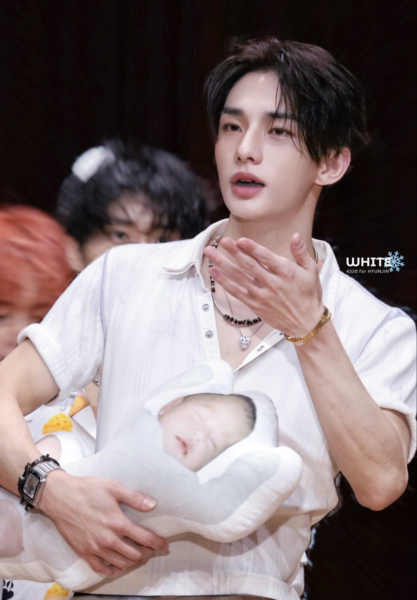 white4320's tweet photo. 260814 SW fansign
🤍

#Hyunjin #현진 #黃鉉辰 #ヒョンジン
#StrayKids #스키즈 https://t.co/QBDRHKnThA