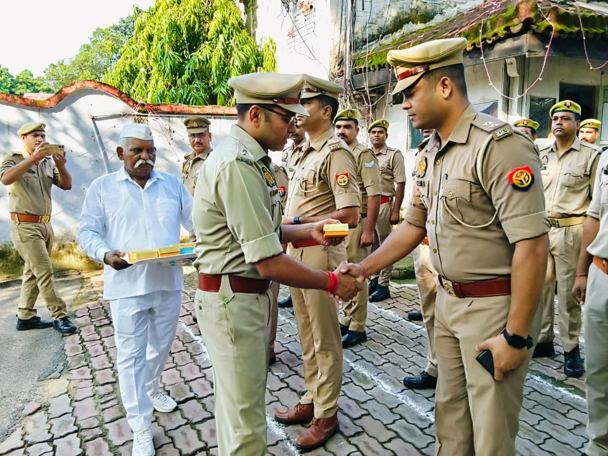 gondapolice's tweet photo. 80वें #स्वतंत्रता_दिवस के शुभ अवसर पर #SPGonda श्री विनीत जायसवाल द्वारा कैंप कार्यालय में ध्वजारोहण कर पुलिसकर्मियों को शपथ दिलाई गयी व मिष्ठान वितरित कर स्वतंत्रता दिवस की शुभकामनाएं दी गयी।

 #IndependenceDay2026 https://t.co/sWZnsFpVBE