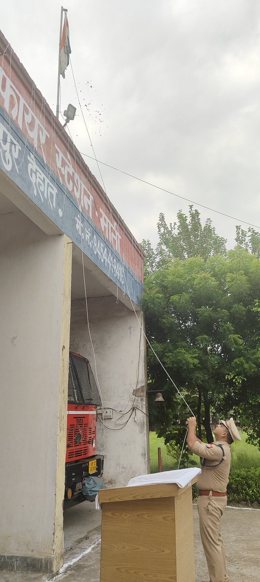 kanpurdehatfire's tweet photo. आज दिनाँक: 15.08.2026 स्वतंत्रता दिवस के पावन अवसर पर मुख्य अग्निशमन अधिकारी जनपद कानपुर देहात महोदय के द्वारा अग्निशमन केंद्र माती पर ध्वजारोहण करते हुए 80वां स्वतंत्रता दिवस मनाया , जो आजादी के 79 वर्ष पूरे होने और संप्रभुता के 80वें वर्ष में प्रवेश करने का प्रतीक है। 🇨🇮🇨🇮🇨🇮 https://t.co/lT1B8MDRJi