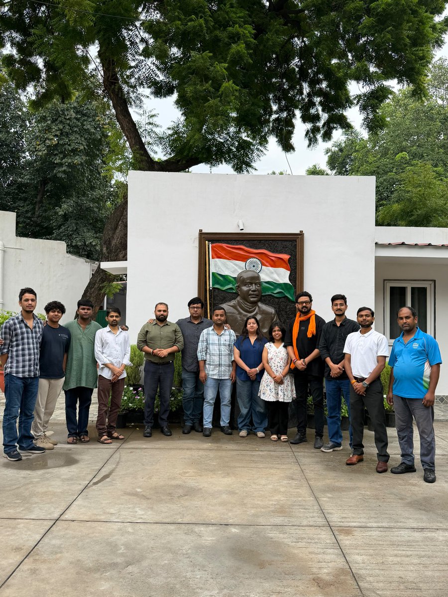 spmrfoundation's tweet photo. समस्त देशवासियों को स्वतंत्रता दिवस की हार्दिक शुभकामनाएँ। 

यह गौरवपू���्ण दिवस हमें उन वीर स्वतंत्रता सेनानियों के त्याग, साहस और संघर्ष का स्मरण कराता है, जिनके बलिदान से हमें स्वतंत्र भारत मिला।

इस पावन अवसर पर तिरंगे के साथ राष्ट्रप्रेम और गर्व की भावना और भी प्रबल हो जाती है। आइए, तिरंगे की आन, बान और शान को नमन करते हुए एक सशक्त, समृद्ध और विकसित भारत के निर्माण का संकल्प लें।

जय हिंद! 

#IndependenceDay #HappyIndependenceDay #ViksitBharat