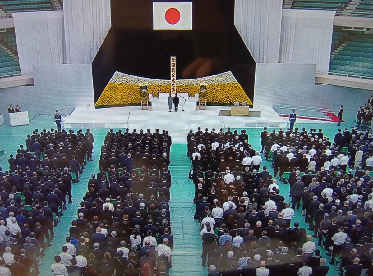 nakanokansei's tweet photo. 全国戦没者追悼式。
8月15日正午。
黙祷。
天皇陛下の御言葉では戦没者の御霊に対し哀悼を、ご遺族に対し見舞いが、過去の戦争の歴史に反省の念が述べられた。
総理の式辞に反省の言葉無し。
反省の上にこそ日本が世界平和の先頭に立つことが出来る。 https://t.co/19goKsl0K5