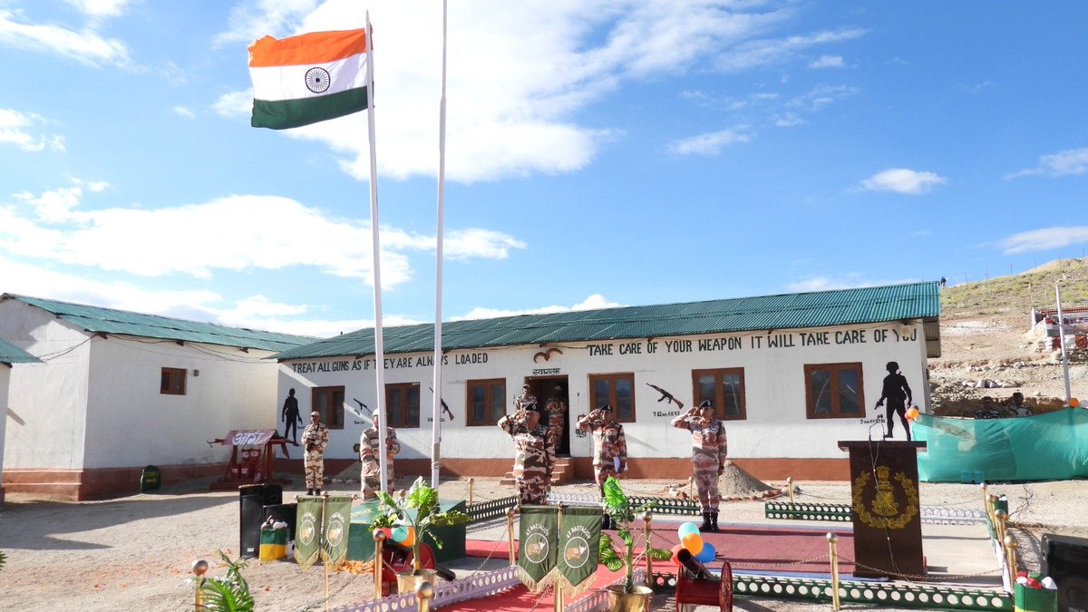 ITBP_official's tweet photo. 80वें #स्वतंत्रता_दिवस पर DG #ITBP श्री शत्रुजीत कपूर, IPS ने भारत-चीन सीमा के समीप चुशूल की ऐतिहासिक धरती पर 47 BN, #ITBP, NW Ftr के हिमवीरों, #भारतीय_सेना के जवानों एवं स्थानीय नागरिकों के साथ तिरंगा फहराया और #रेज़ांग_ला के अमर वीरों को नमन किया। 🇮🇳
@PIB_India
@PIBHomeAffairs https://t.co/T5ACU96Ex5