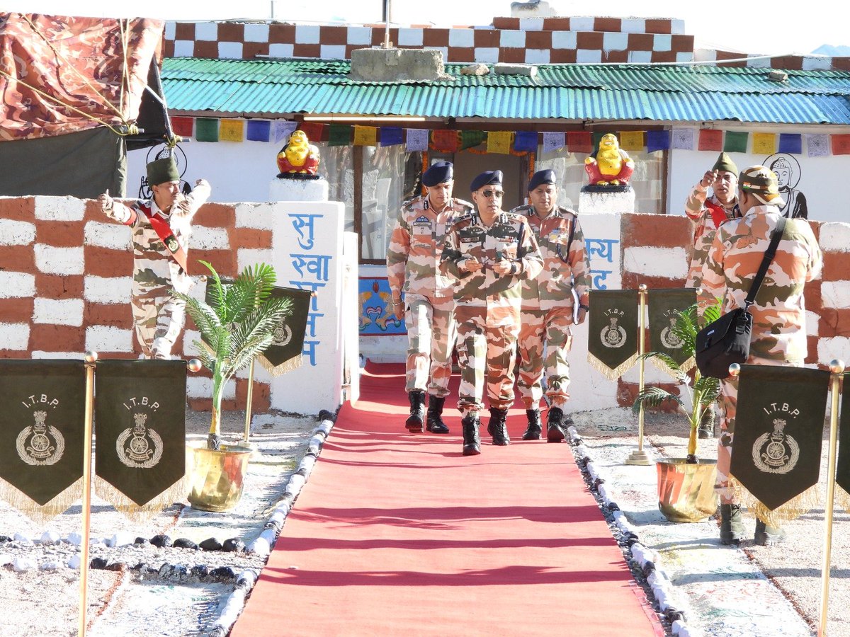 ITBP_official's tweet photo. 80वें #स्वतंत्रता_दिवस पर DG #ITBP श्री शत्रुजीत कपूर, IPS ने भारत-चीन सीमा के समीप चुशूल की ऐतिहासिक धरती पर 47 BN, #ITBP, NW Ftr के हिमवीरों, #भारतीय_सेना के जवानों एवं स्थानीय नागरिकों के साथ तिरंगा फहराया और #रेज़ांग_ला के अमर वीरों को नमन किया। 🇮🇳
@PIB_India
@PIBHomeAffairs https://t.co/T5ACU96Ex5