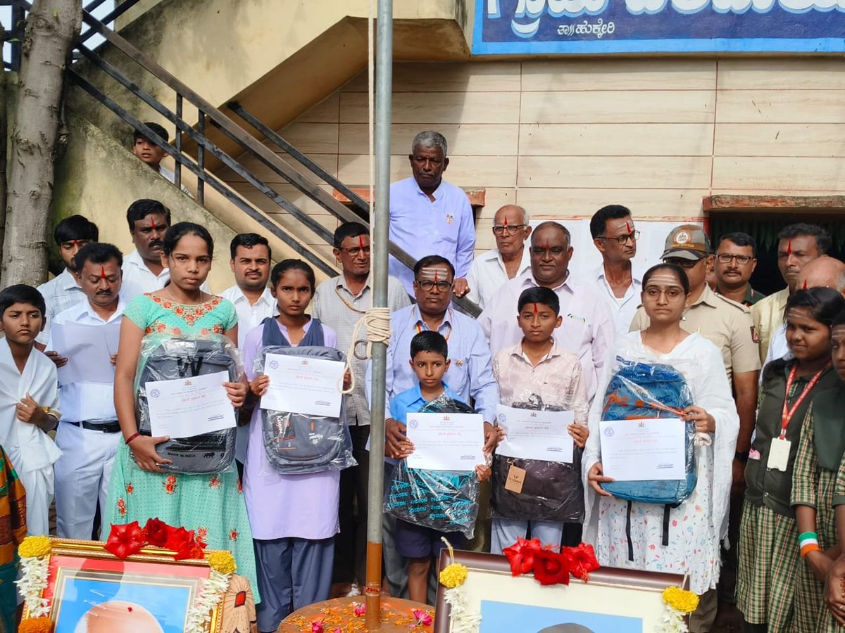 GKamatanur's tweet photo. ಇಂದು ಕಮತನೂರ್ ಗ್��ಾಮ ಪಂಚಾಯತ್ ಮೂಲಕ ಸ್ವಾತಂತ್ರ್ಯ ದಿನಾಚರಣೆಯನ್ನು ಆಚರಣೆ ಮಾಡಲಾಯಿತು ಮತ್ತು ಕಮತನೂರ್ ಗ್ರಾಮ ಮೂಲಕ ಮನೆ ಮಹಾಲಕ್ಷ್ಮೀ ಯೋಜನೆಯನ್ನು ಜಾರಿಗೊಳಿಸಲಾಯಿತು, 10 ನೇ ಮತ್ತು 12 ನೇ ತರಗತಿಯಲ್ಲಿ 90 ಕ್ಕಿಂತ ಹೆಚ್ಚು ಫಲಿತಾಂಶ ಮಾಡಿದಂತಹ ವಿಧಾರ್ಥಿಗಳಿಗೆ ಪ್ರೋತ್ಸಾಸಲಾಯಿತು ಸ���್ https://t.co/RlUBBKKO3E
