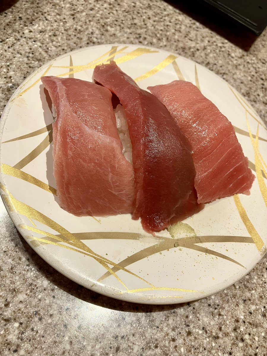 IkuoOkada's tweet photo. 今日のお昼もみんなでお寿司(=^x^=)
源洋丸谷川瀬店！！
お寿司でお腹いっぱいって幸せ〜♪ https://t.co/I2x7qAWtzm