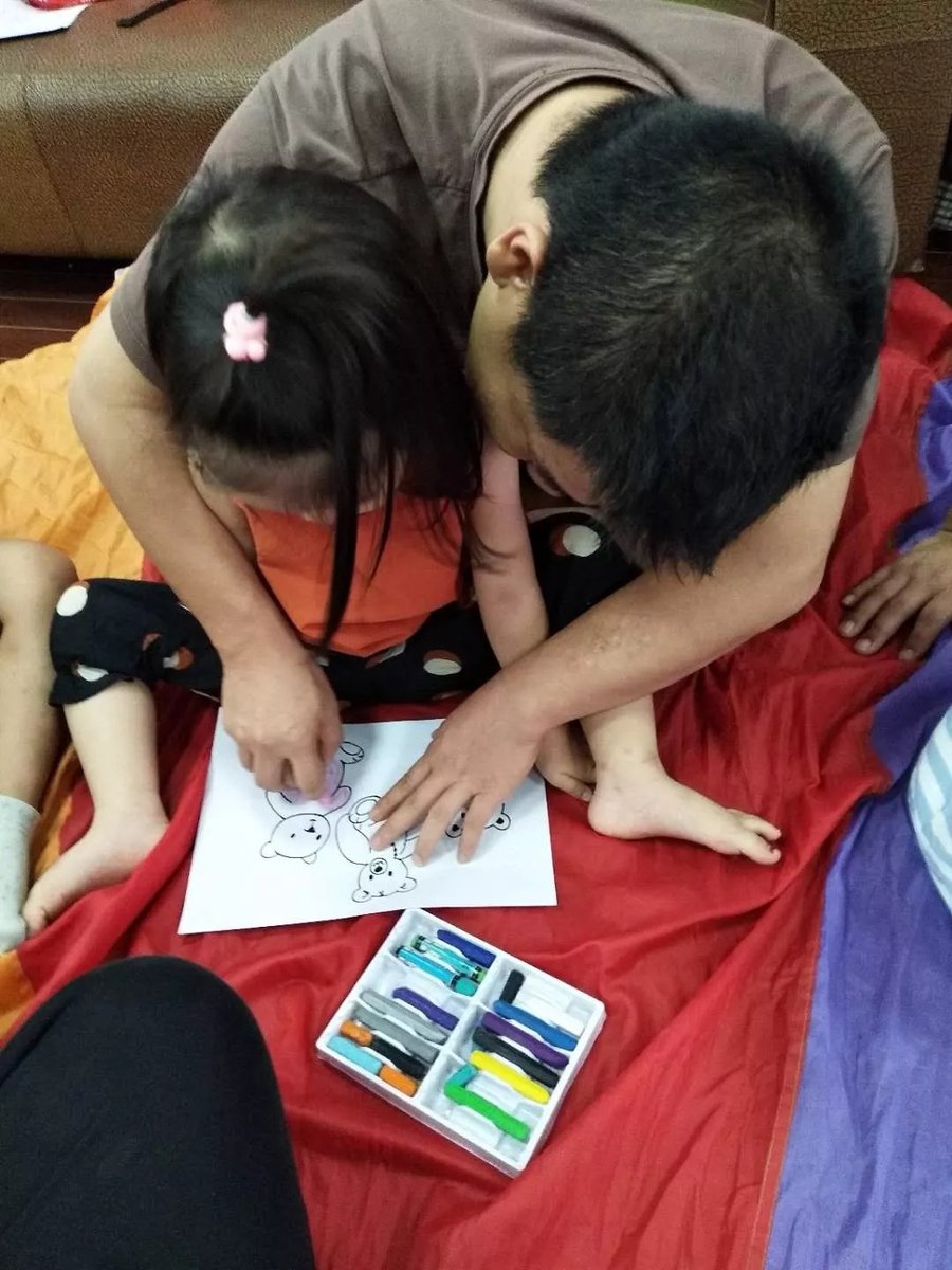 LeesaEricksen's tweet photo. [Toddler + parent = the best weekend combo! Coloring together, messy hands, and silly laughter that lasts all day ]， https://t.co/iKNx6cW5Dc