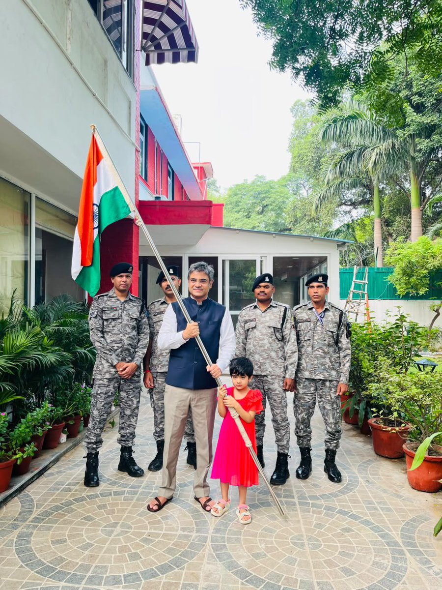 SandeepPathak04's tweet photo. आज नई दिल्ली स्थित अपने आवास पर #HarGharTiranga अभियान के तहत तिरंगा फहराया।

प्रधानमंत्री श्री @narendramodi जी के नेतृत्व में शुरू हुआ यह अभियान आज हर भारतीय के मन में राष्ट्रप्रेम और गौरव की भावना को और मजबूत कर रहा है। https://t.co/Cy79HoqMuQ