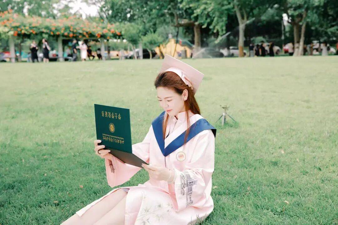 Jennthebaum's tweet photo. Graduation check: cap on, diploma in hand, memories locked in my phone gallery—on to the next chapter! https://t.co/d2I44kJoKB