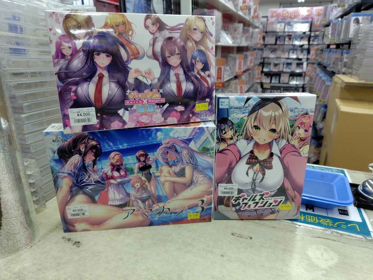 ad_bpsouka's tweet photo. 成人コミック100冊ほど入荷！
220円〜旧作、新作まんべんなく！

パソゲーもちょこっと艶艶しいタイトル入荷(笑) https://t.co/kpKl4ZUnWH