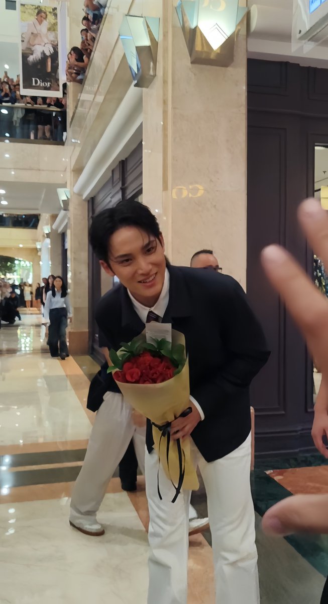 kyomies_eisa's tweet photo. ubah jadi foto hd cakepnya mantep banget pas blur masi cakep juga, memang mukanya yg cakep😊☝🏻

MINGYU IN JAKARTA FOR DIOR
#WelcomeToJKT_MINGYU
#MingyuinJKTforDIOR @pledis_17 https://t.co/R2LfU7DbcA