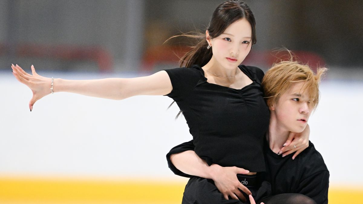 JBpress's tweet photo. 宇野昌磨＆本田真凜で沸くアイスダンス、髙橋大輔が切り開き紀平梨花も挑む日本フィギュア「最後のフロンティア」《砂田 明子》

フィギュアスケート男子の宇野昌磨選手（トヨタ自動車）がプロデュースするアイスショー｢Ice Brave ─A TURNING SEASON─｣が、7月末から8月にかけて、愛知と東京で開催された。

真夏のアイスショーは熱気に包まれ、観客が息をひそめて見守る美しいナンバーから、ライブ会場のように歓声が飛び交う活気ある演舞まで、20の演目が披露された。

なかでも注目を集めたのは、5月にアイスダンスでの競技復帰を表明した宇野昌磨＆本田真凜ペアの演技だった。

前半にはフリーの演目「四季」を、後半にはリズムダンスの「ポエタ」を初披露。宇野選手はアイスショーを締めくくる挨拶で、過酷な練習の日々を送る覚悟とともに、「オリンピックに向けて頑張っていきたい」と誓った。

ほぼ満席となった東京公演の観客席には、声援を送るトヨタ自動車会長・豊田章男氏の姿もあった。

二度の五輪メダリストである宇野昌磨と、ジュニアの世界チャンピオンに輝き、若い頃から注目を集めてきた本田真凜。

私生活でも交際を公表し、人気と実力を兼ね備えた二人が参戦したことで、日本のアイスダンス界が沸いている。

日本男子フィギュアスケートをけん引してきた髙橋大輔さんがアイスダンスを始めて以来、人気は高まっていたが、宇野＆本田の参戦で、その熱は一段と高まった。

▶続きを読む（コメント欄へ）