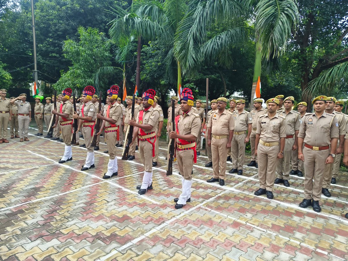 sambhalpolice's tweet photo. 80 वें स्वतन्त्रता दिवस के पावन अवसर पर #ASPNorth श्री कुलदीप सिंह द्वारा #ASP कार्यालय सम्भल पर ध्वजारोहण कर समस्त अधिकारी/कर्मचारीगण को राष्ट्रीय एकता की शपथ दिलाई गई एवं मिष्ठान वितरित किया गया।
#IndependenceDay2026
#IndependenceDay
#UPPolice https://t.co/acmvO6pw8L