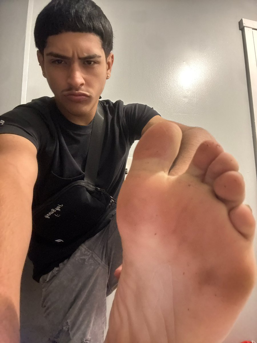 masterjrrr's tweet photo. Dirty toes 4 da hoes 😅 #feetfetish #findomdrains #soles #menfeet #sellin https://t.co/UxfeSkAttH