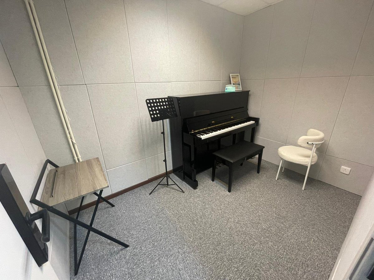 Fbdbwkq's tweet photo. 오늘 피아노 연습실에 와서 연습하고 있어요. 아직 완전 초보인데, 왜 그런지는 모르겠지만 오늘은 갑자기 피아노를 치러 너무 오고 싶었어요. https://t.co/hE8m4YxJ3V