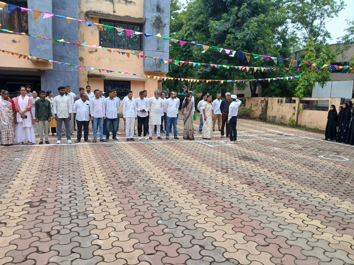 MangrolTdo's tweet photo. આજરોજ માંગરોળ તાલુકા પંચાયત કચેરીના પટાંગણ માં તાલુકા પંચાયતના પ્રમુખશ્રીના હસ્તે 80 માં સ્વતંત્ર દિન નિમિત્તે ધ્વજવંદન કાર્યક્રમ કરવામાં આવ્યો જેમાં જિલ્લા પંચાયતના સદસ્યશ્રી અને તાલુકા પંચાયત સદસ્યશ્રીઓ તથા  ગ્રામજનો અને  તાલુકા પંચાયતના તમામ કર્મચારીઓ હાજર રહ્યા. https://t.co/r9xYlOHWZs