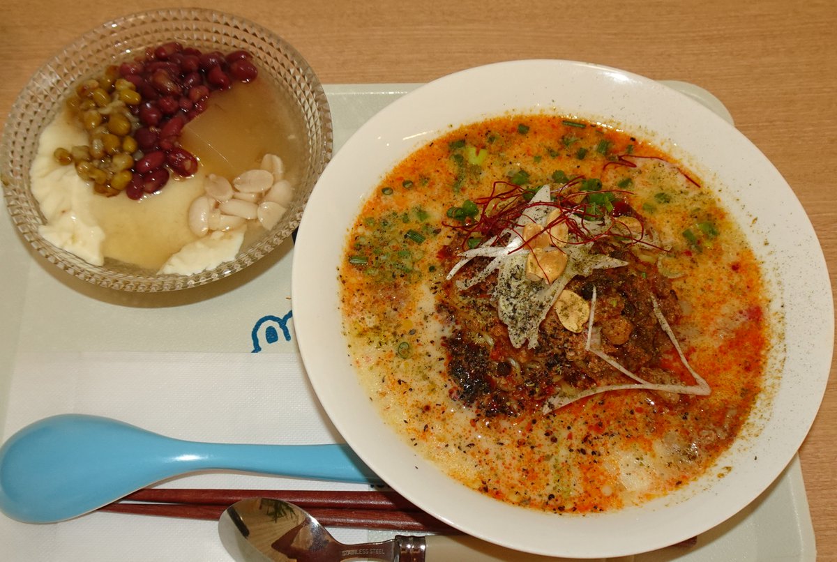 uradeka1's tweet photo. 今日のランチは「台湾スイーツ 季節風」(姪浜駅北口)で「台湾豆乳担々麺セット」(1280円)。
担々麺はシビカラがしっかり効いてますが、豆乳のまろやかさが加わってバランスの良い仕上がり。
豆花は、甘さ控えめで素材本来の旨味がしっかり引き立っていて絶品！
両方とも完食完飲ごちそうさまでした♪ https://t.co/u1Aud52sfz