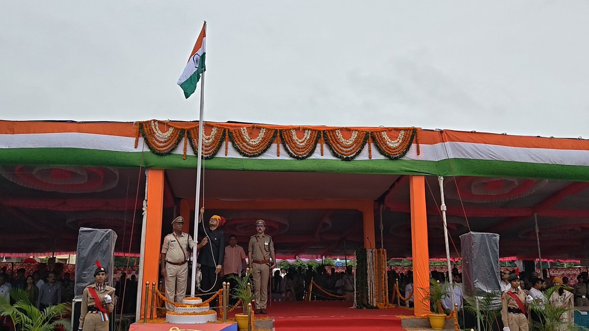 thegreatveera's tweet photo. 80वें स्वतंत्रता दिवस के शुभ अवसर पर कलेक्टर एवं मुख्य अतिथि श्री अजय कटेसरिया ने पुलिस लाइन परेड ग्राउंड में राष्ट्र ध्वजारोहण किया https://t.co/eErk52Y3SJ