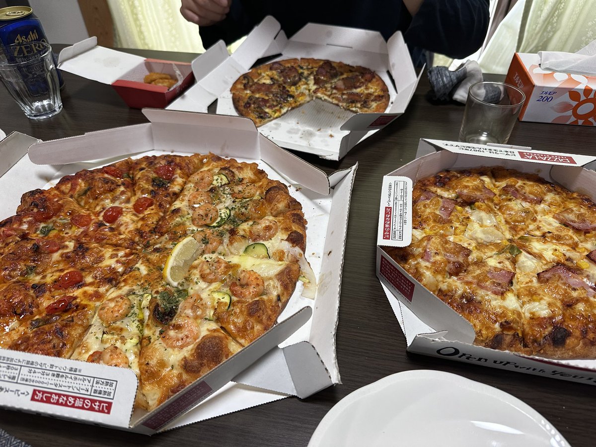 akkymiso's tweet photo. 今日は兄がお参りに来たのでお昼は恒例のピザーラ🍕
ガーリックシュリンプ美味しゅうございました♪ https://t.co/gVZ57B5RlY