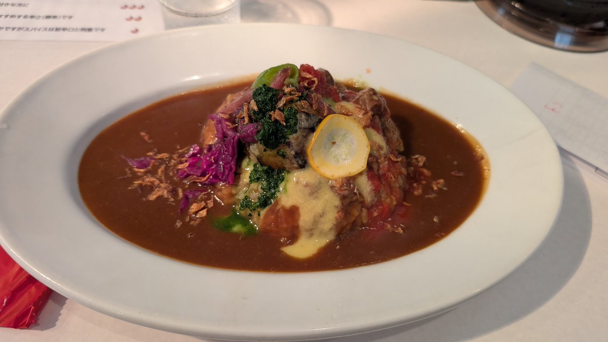 luchekun's tweet photo. 京都西院 太陽カレーの国産牛すじの赤ワイン煮込カレー
有機野菜プラス 前から行こうと思ってたが、ちょうど良く開店時間に行けそうだったので来てみた
既に数組が店外待ちだったけど、その後一階まで階段に行列が出来たこと思うとよい時間だったか！
辛さは選べるけど旨辛でちょうどよし！野菜旨い https://t.co/ubG2Ch4pW4