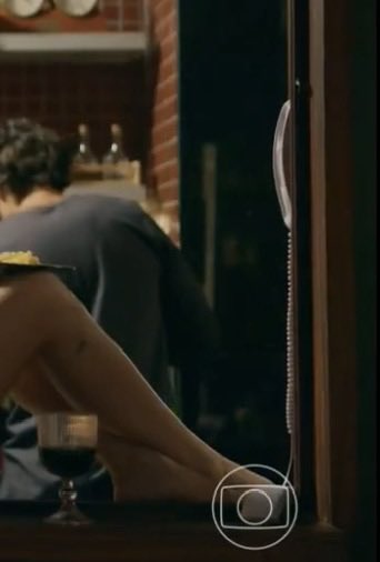 stwanyone's tweet photo. não acredito que o pedro teve a ideia de tirar o interfone do gancho pra nao correr o risco da bruna bater la no escritório atrás dele kkkkkkkkkkkkkkk homem maluco #quemamacuida https://t.co/vjulIwHLQX