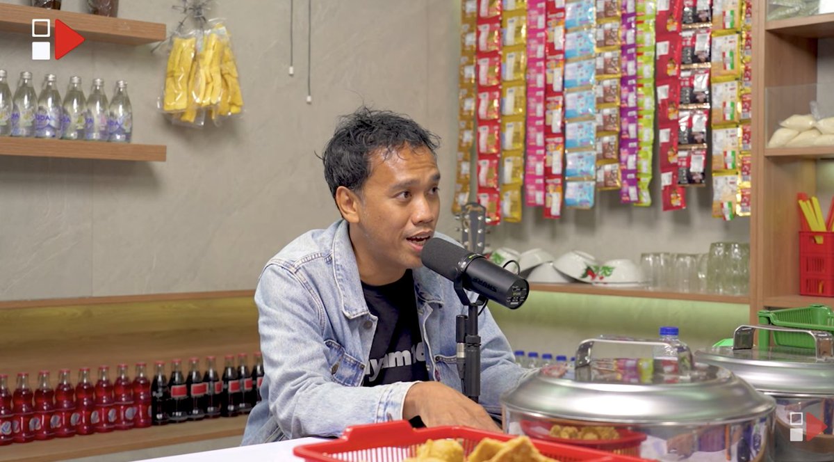 insidefolkative's tweet photo. Manajer Sheila on 7 bilang kalo Sheila dapet 500 chat tiap hari.

Ucup: Pai ini gue kasih point of view lu point of view mas Adam, dia pernah ngasih “nih kamu liat aja cup yang nge chat aku” sehari mungkin bisa ada lebih dari 500 chat ngajak Sheila on 7 main.
Gofar: Buset
Ucup: Lu bayangin, lu mau jawabnya, itu kan kayak yaudah yang ya banyak kadang ya gue dikasih liat kan, wah segini banyak gitu yang ya akhirnya bukan karena dia milih manggung, karena dia ya udah available nya kapan, yaudah ada yang nanya tanggal segitu ya mungkin akhirnya dia ya kenapa akhirnya kebanyakan Sheila on 7 ngabarin nya juga nggak jauh-jauh hari karena ya baru ketahuan biasanya di tanggal ebrapa dia bisa ya dia baru siapa kemarin ada yang kontak tanggal berapa bisa ya mungkin dia akan nge reach out kayak gitu sendiri kayak gitu.

Gofar: Iya udah Zen dia, udah nyari Zen.
Ucup: Iya, ya emang sebenarnya hidup nggak usah seburu buru itu far, kayak Sheila on 7  far, iya jadi kayak “yo wes lah”
Gofar: Iya pada akhirnya, tapi mesti nabung dulu untuk bisa kayak gitu😅
Ucup: Mesti di tabungan yang berapa ya..
Gofar: Iyaa mesti dipecut dulu, biar jadi apa financial freedom.
Ucup: Lu udah lah harusnya
Gofar: Enggak masih kerja terus gua.
Ucup: Free nya doang yak, dom nya belum
Gofar: Dom nya belom 😂