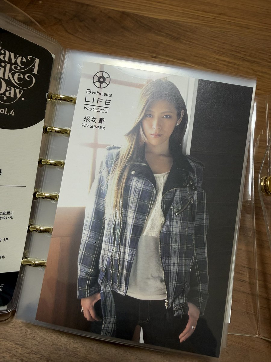 87uneme's tweet photo. 集めたFILEたちは、各自お好きなファイルに入れてコレクションしていくのがオススメ。

私のファイルはシール帳も兼ねているので、イベント等でGETしたシールやポストカードたちと共に🧏🏻‍♀️ リフィルが追加出来るタイプのファイルだと、FILEが増えていっても安心と思っている。 https://t.co/qNLtTeOgCZ